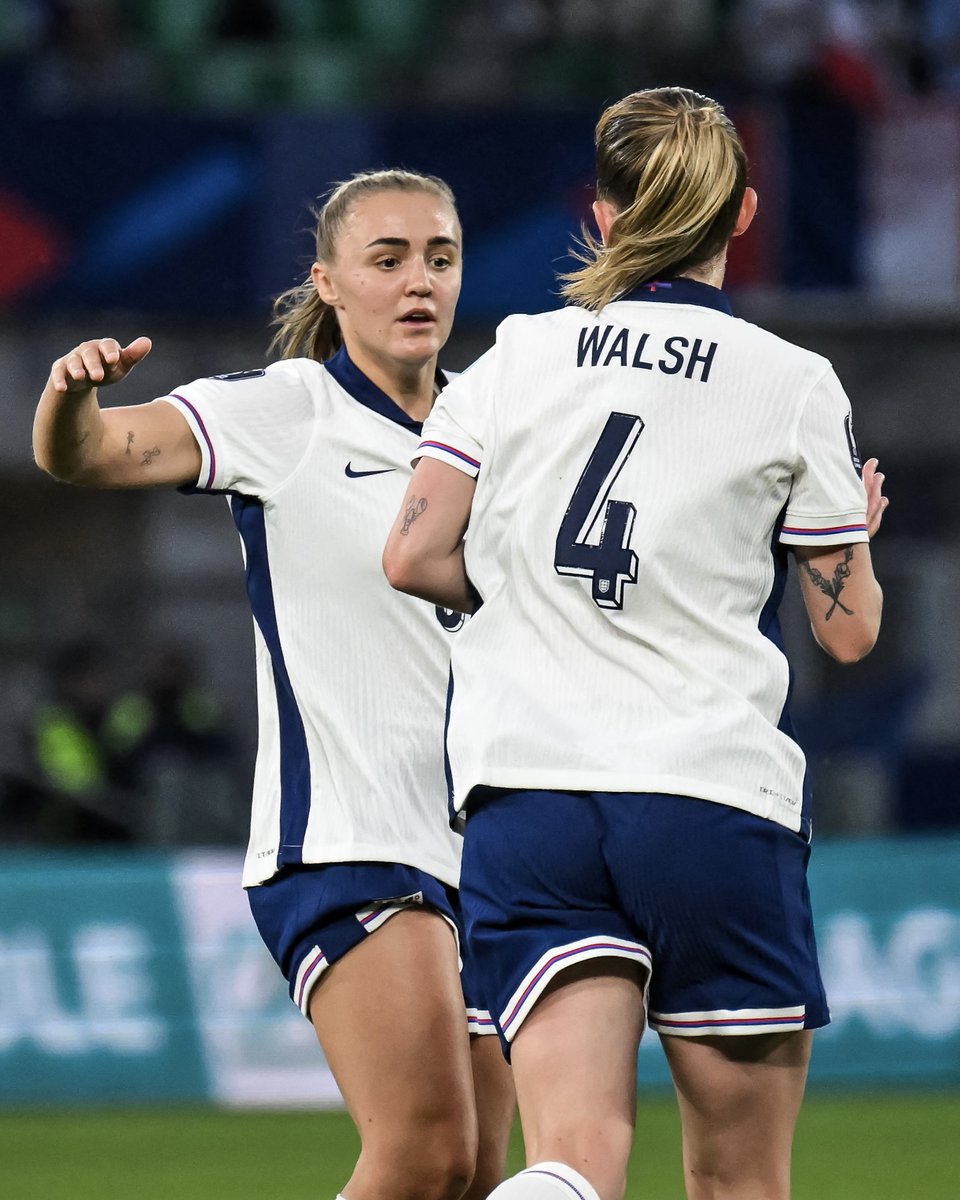 WEURO's tweet photo. Walsh 🔗 Stanway

This 🏴󠁧󠁢󠁥󠁮󠁧󠁿 midfield duo 😍

#WEURO2025 || @Lionesses https://t.co/HLopoWrjlO
