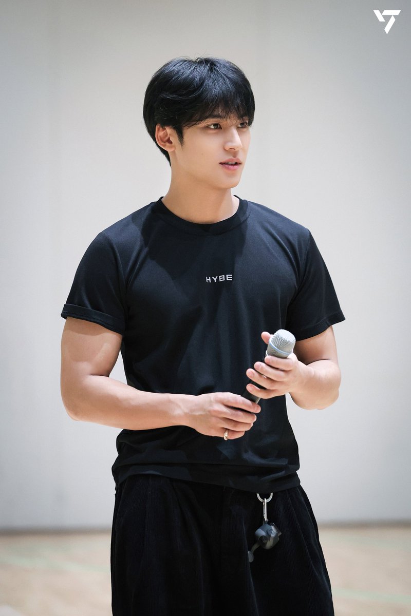 티셔츠 너무 꽉 끼는 거 아입니까..///