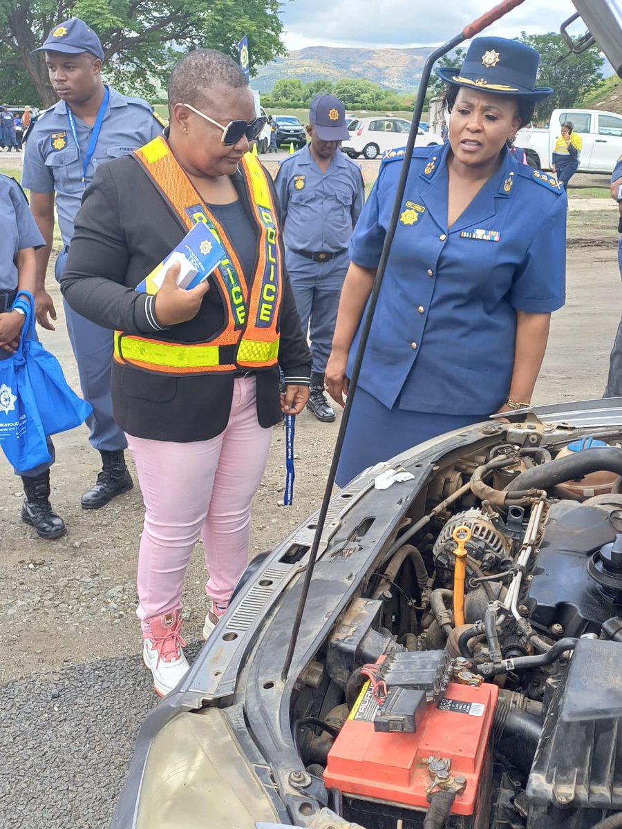 _ArriveAlive's tweet photo. Members of the SAPS Vehicle Crime Investigation Unit conducting a vehicle checkpoint in the North West Province https://t.co/D3nRNPLHK0
#ArriveAlive #VehicleCheckpoint #RoadSafety #FestiveSeason @SAPoliceService https://t.co/eHQ7B9uvcL