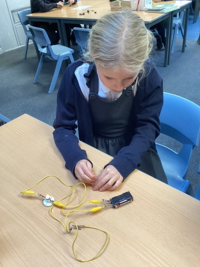 FountainPSLeeds's tweet photo. In Science, Estuaries have created their own circuits and explored how switches work. https://t.co/MogCELiXvQ