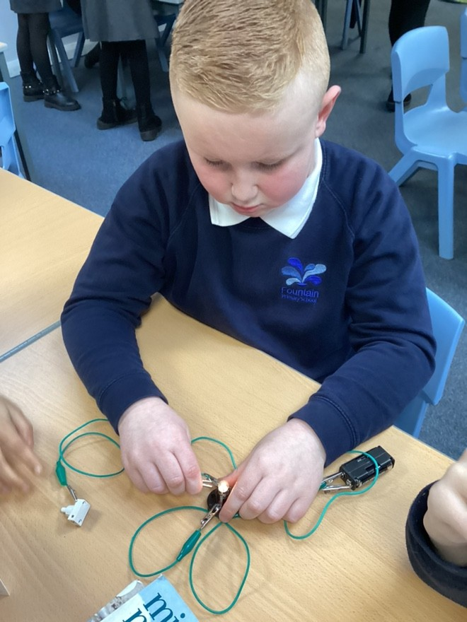 FountainPSLeeds's tweet photo. In Science, Estuaries have created their own circuits and explored how switches work. https://t.co/MogCELiXvQ