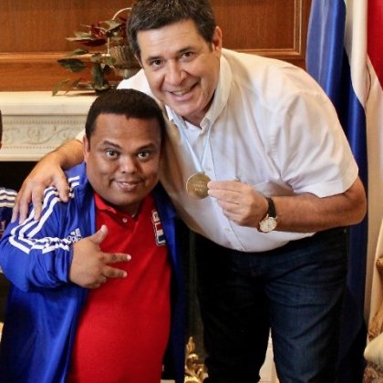 delpynews's tweet photo. ▶️MIRÁ VOS | ​​​​​​​​​​​​🤔

Mortero Bala quiere ser senador y aseguró que Cartes es su ídolo personal.👀

🗣️"Mi foto con él tengo en mi pieza, en mi sala, donde entres en mi casa. Le guste a quien le guste".

👉En caso de llegar al Congreso, el comediante quiere impulsar proyectos en favor de las personas con discapacidad y de talla baja.

​📻​Ñandutí