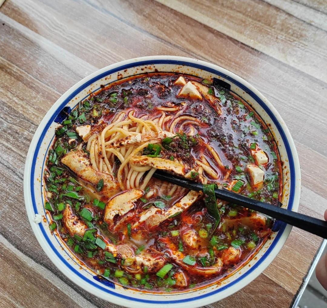 Good mornings begin with a bowl of Xiantang Mian(Pickled Broth Noodles) from Yaozhou County, Tongchuan, Shaanxi!🍜 Red chili oil &amp;fresh green chives &amp; silky tofu, that’ll all keep you craving more! ��  #VisitShaanxi #InsideShaanxi #TasteShaanxi

xhs@朝東陽台 https://t.co/pZAlIfUlDP