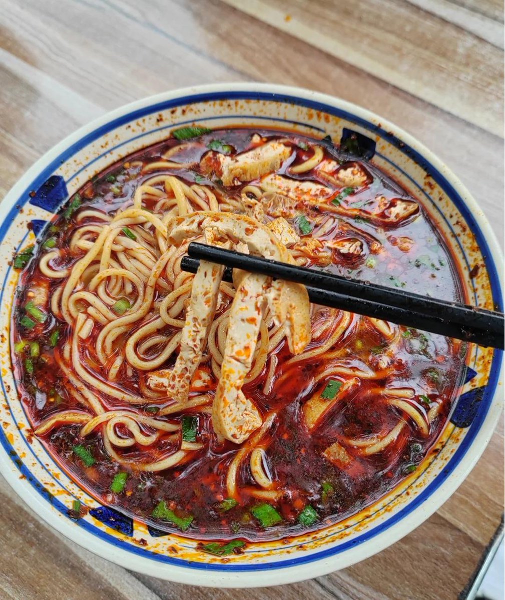 Good mornings begin with a bowl of Xiantang Mian(Pickled Broth Noodles) from Yaozhou County, Tongchuan, Shaanxi!🍜 Red chili oil &amp;fresh green chives &amp; silky tofu, that’ll all keep you craving more! ��  #VisitShaanxi #InsideShaanxi #TasteShaanxi

xhs@朝東陽台 https://t.co/pZAlIfUlDP