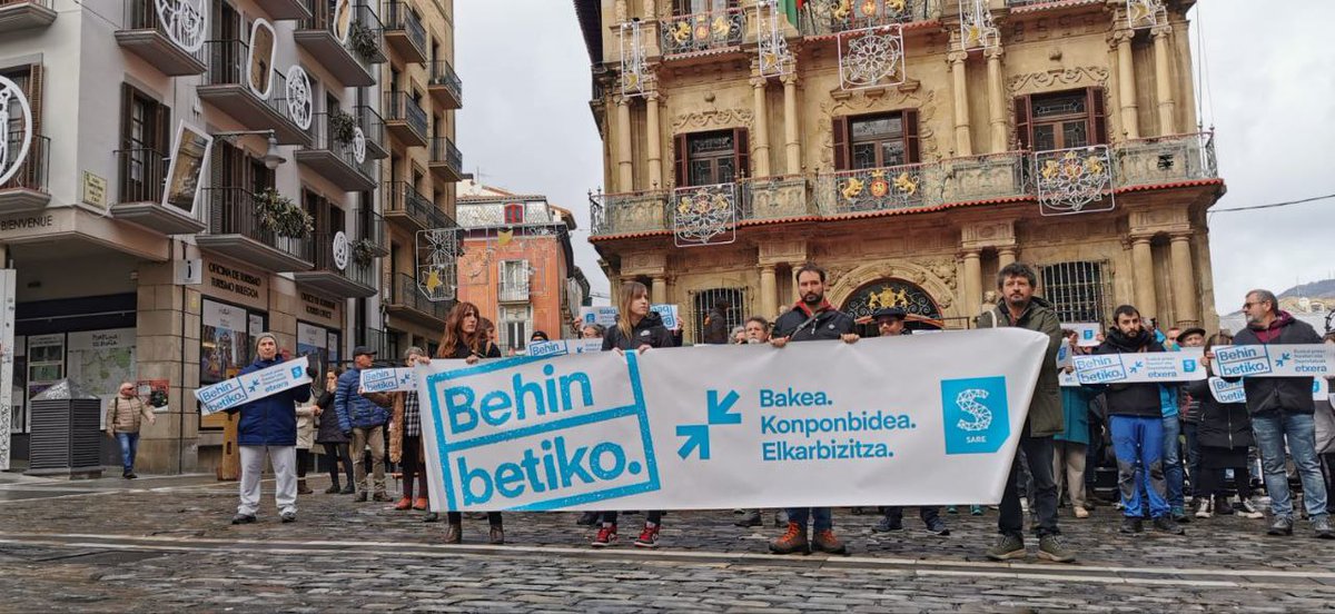 #BehinBetiko. Bakea. Konponbidea. Elkarbizitza.

Elkarretaratzeak egin ditugu gaur Bilbo, Donostia, Gasteiz eta Iruñean. 

Urtarrilaren 11n ikusiko dugu elkar! <a href="/sare_herritarra/">Sare Herritarra</a>