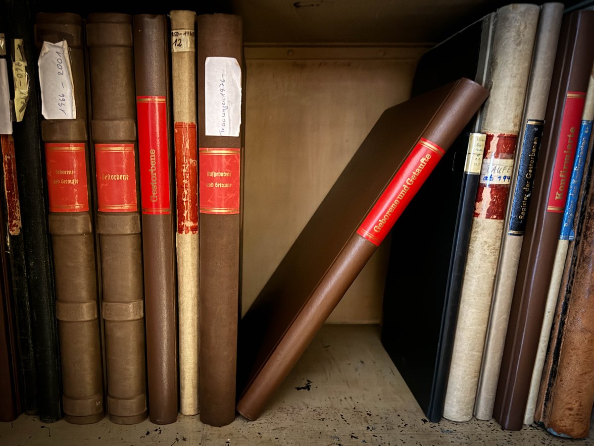 EKVlotho's tweet photo. Ein kleines Team von Familienforschern und Historikern hat die #Kirchenbücher der evangelischen Gemeinden in #Vlotho in monatelanger Arbeit zusammengebracht, digitalisiert und nun dem Landeskirchlichen #Archiv in #Bielefeld übergeben. #Ahnenforschung

https://t.co/9IDHboEyMG https://t.co/3kV8ZF3xe6