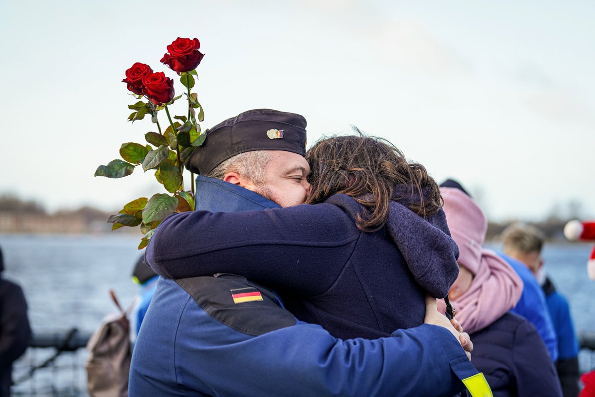 Die #Korvette „Ludwigshafen am Rhein“ ist nach fast 200 Tagen zurück in ihrem Heimathafen.
Seit Juni nahm die Besatzung am mandatierten Auslandseinsatz #UNIFIL teil und wird nach ihrer Rückkehr in den wohlverdienten Weihnachtsurlaub gehen.