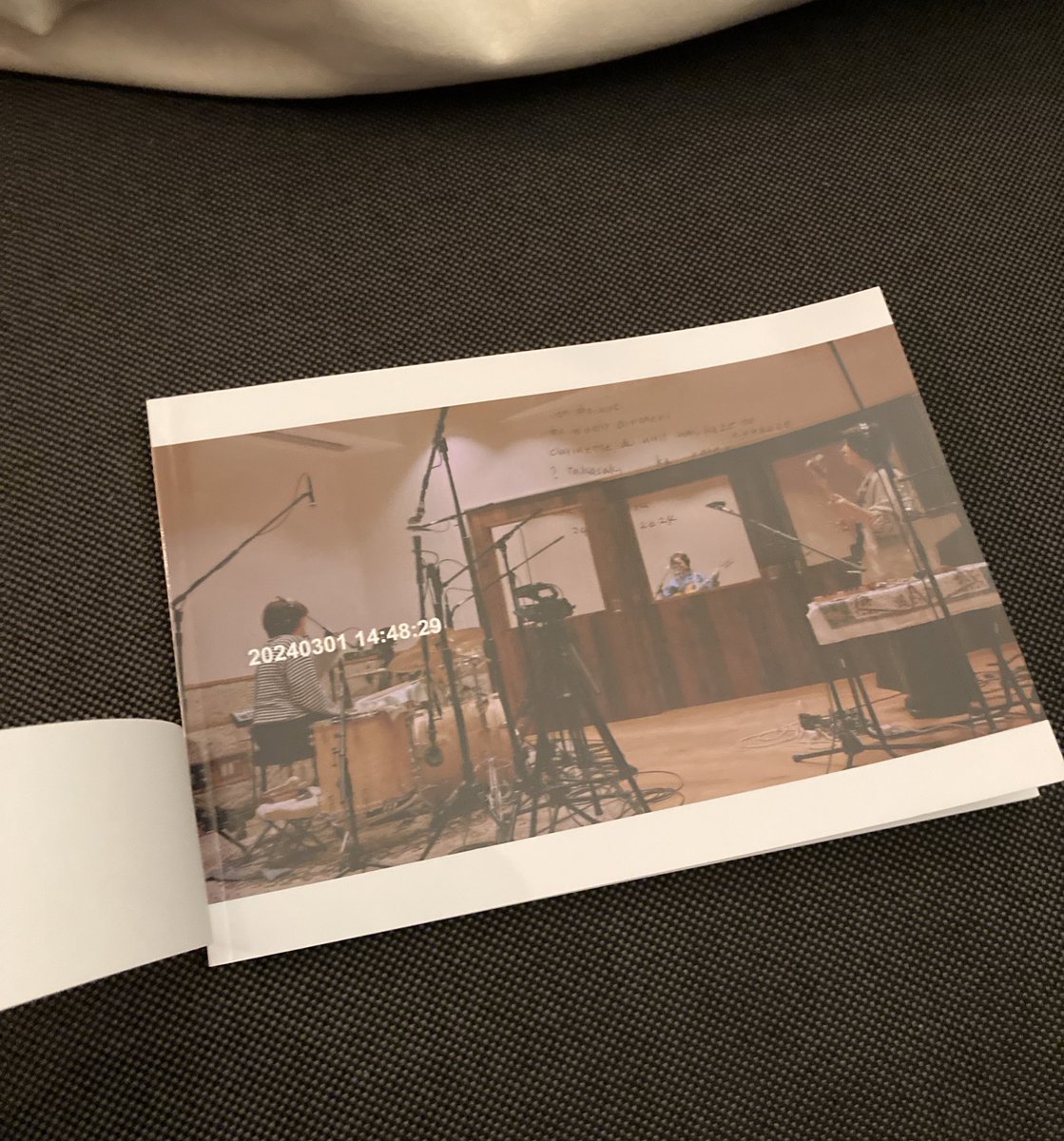 WiselyBrothers's tweet photo. ◇onlineshop新商品◇ 

その前夜CD付きパンフレット
price：2000 yen tax in

レコーディング中のスタジオでの写真、セルフライナーノーツ、3人のその前夜にまつわる文章やレコメンドリストなどを収録📝

photograph: Taichi Hishikawa
art works: Haruko Madachi

🏔️https://t.co/e3oOnpvDIT https://t.co/ecZQH9GuXJ