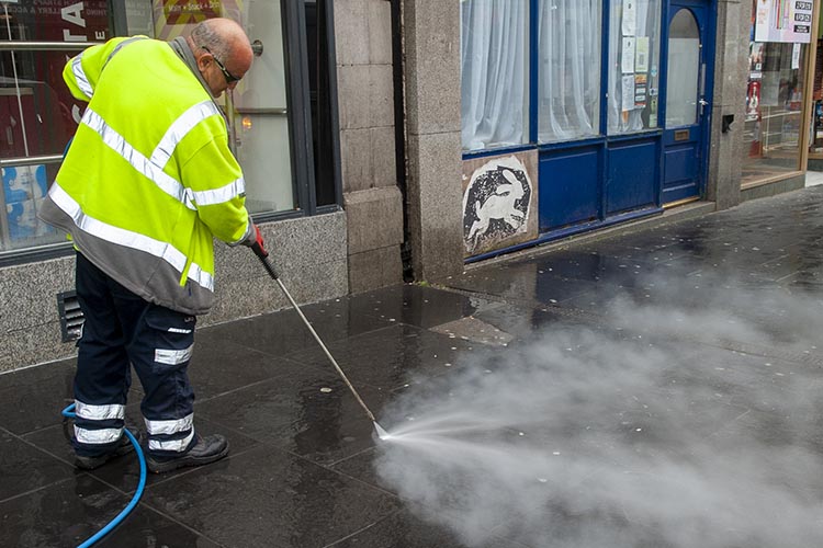 Thousands of pieces of chewing gum have been removed from Union Street thanks to a grant administered by environmental charity Keep Britain Tidy. ✅ 
The £27,500 grant contributed towards additional cleaning and signage.
More info 👉 orlo.uk/4ZclS