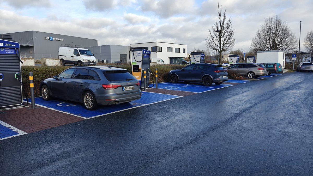 EnBW Hüttenberg. Alles voller Ladesäulenblockierer. Zwei angesprochen: "Hier ist doch so viel Platz, und und ..." Zum kotzen die Leute. <a href="/EnBW/">EnBW</a>