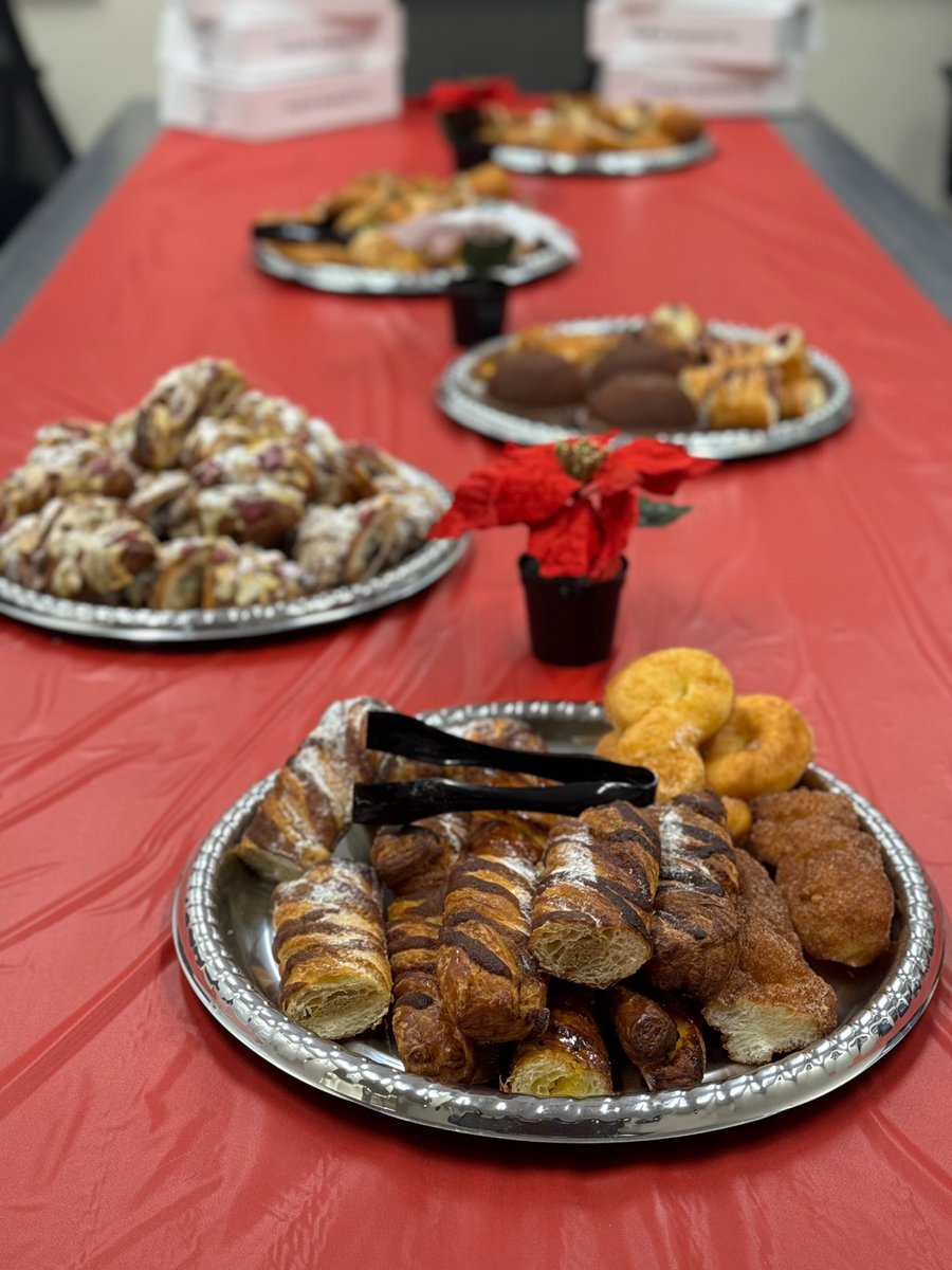 Ending 2024 with a ton of #Panther spirit (and some sweet treats)! Wishing everyone a safe, healthy break. Happy holidays and happy new year! #TEAMCommUNITY #wwprsd