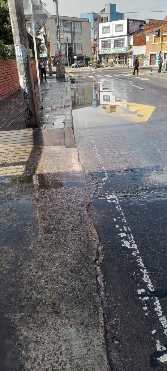 Palabrero's tweet photo. Nuevo reporte, después  de 36 horas,  sigue el desperdicio  de agua potable en Teusaquilo,  Palermo y @AcueductoBogota no aparece, es más diligente el CM por cierto, @Bogota @CarlosFGalan @maferojas  @CityNoticiasTv https://t.co/aHsxf3gNic