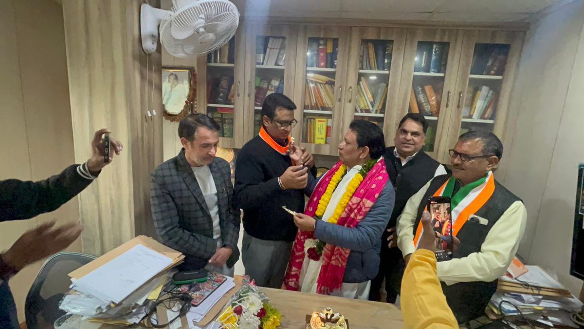 iamjatin77's tweet photo. भास्कर छठ पूजा समिति के अध्यक्ष बड़े भैया Awadhesh Mishra जी का जन्म दिन आज बड़े भैया विनय शंकर दुबे  के कार्यालय पर पटपड़गंज विधानसभा से कांग्रेस प्रत्याशी आदरणीय श्री अनिल चौधरी जी के सानिध्य में बड़े ही धूमधाम से मनाय गया
#अनिल_संग_पूर्वांचल
@Ch_AnilKumarINC 
@ShankerPandey5 https://t.co/AhBaD9rUpC