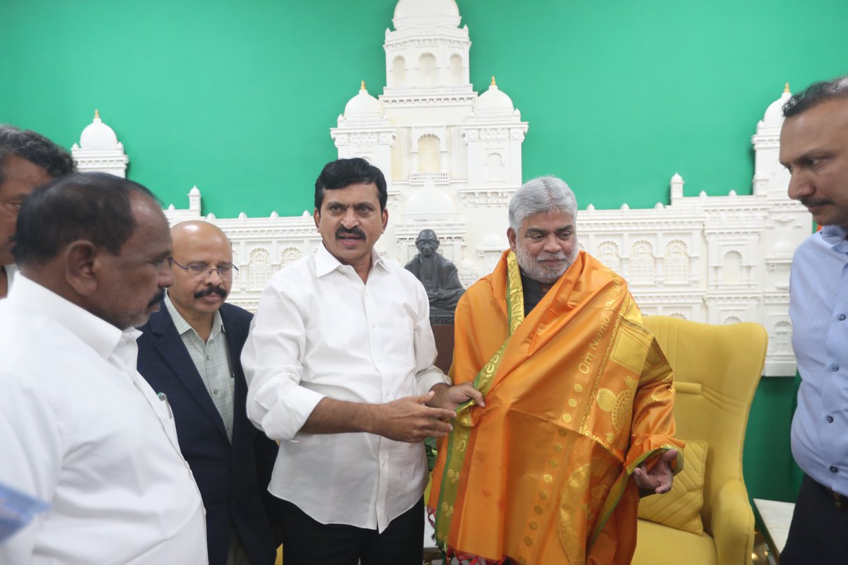 INC_Ponguleti's tweet photo. రాష్ట్రంలో భూ సమస్యలకు శాశ్వత పరిష్కారం చూపేలా రూపొందించిన భూభారతి నూతన రెవెన్యూ చట్టం 2024 ఈరోజు రాష్ట్ర శాసనసభ ఆమోదించిన శుభ సందర్భంగా శాసనసభ స్పీకర్ గడ్డం ప్రసాద్ కుమార్ గారిని శాలువా సత్కరిస్తున్న రెవెన్యూ శాఖ మంత్రి పొంగులేటి శ్రీనివాస్ రెడ్డి గారు

#Revenue #Revenueact #Bhoobharathibill #Assembly #Telangana #Congress #Prajaapalana #Bhoobharathi #Dharani