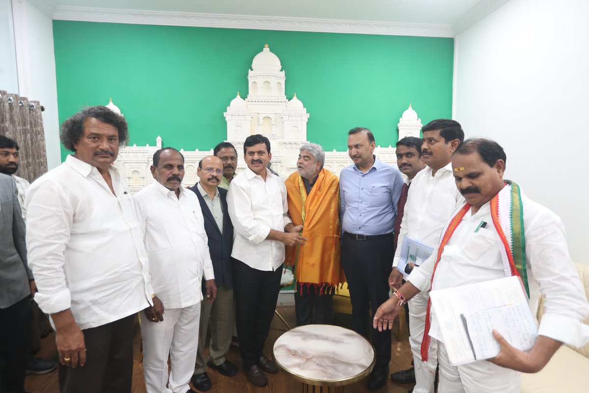 INC_Ponguleti's tweet photo. రాష్ట్రంలో భూ సమస్యలకు శాశ్వత పరిష్కారం చూపేలా రూపొందించిన భూభారతి నూతన రెవెన్యూ చట్టం 2024 ఈరోజు రాష్ట్ర శాసనసభ ఆమోదించిన శుభ సందర్భంగా శాసనసభ స్పీకర్ గడ్డం ప్రసాద్ కుమార్ గారిని శాలువా సత్కరిస్తున్న రెవెన్యూ శాఖ మంత్రి పొంగులేటి శ్రీనివాస్ రెడ్డి గారు

#Revenue #Revenueact #Bhoobharathibill #Assembly #Telangana #Congress #Prajaapalana #Bhoobharathi #Dharani