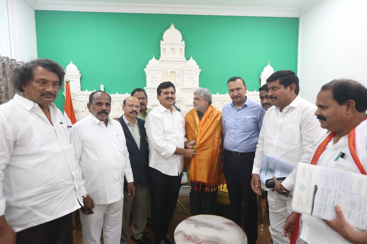 INC_Ponguleti's tweet photo. రాష్ట్రంలో భూ సమస్యలకు శాశ్వత పరిష్కారం చూపేలా రూపొందించిన భూభారతి నూతన రెవెన్యూ చట్టం 2024 ఈరోజు రాష్ట్ర శాసనసభ ఆమోదించిన శుభ సందర్భంగా శాసనసభ స్పీకర్ గడ్డం ప్రసాద్ కుమార్ గారిని శాలువా సత్కరిస్తున్న రెవెన్యూ శాఖ మంత్రి పొంగులేటి శ్రీనివాస్ రెడ్డి గారు

#Revenue #Revenueact #Bhoobharathibill #Assembly #Telangana #Congress #Prajaapalana #Bhoobharathi #Dharani