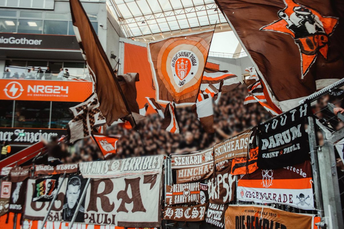 UltraFCSP2002's tweet image. Unsere Fotos vom Auswärtsspiel in Leverkusen sind online. #fcsp
usp.stpaulifans.de/copper/thumbna…