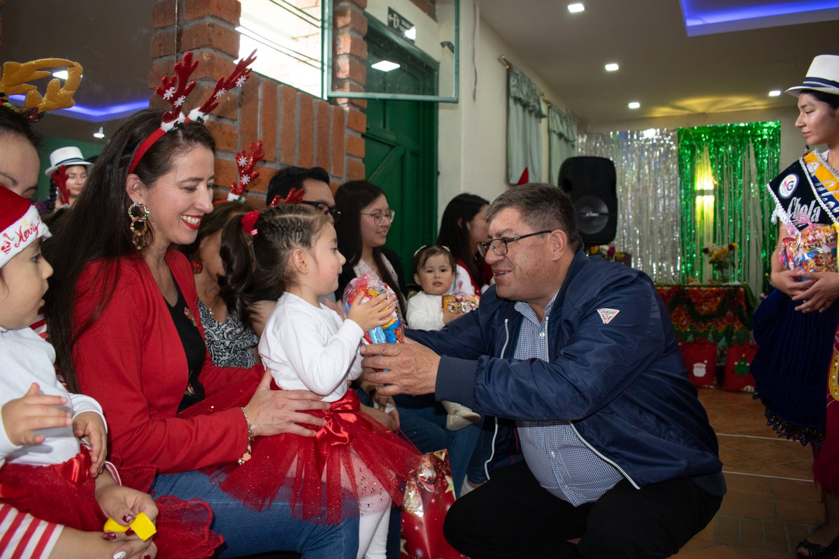 Realizamos agasajos navideños para los niños de los CDI’s, gracias al apoyo incondicional de nuestra Cholita Bañense y Reina de nuestra parroquia. Juntos, a través de la campaña #DonaYTransforma, se pudo llevar  pequeños detalles llenos de amor.