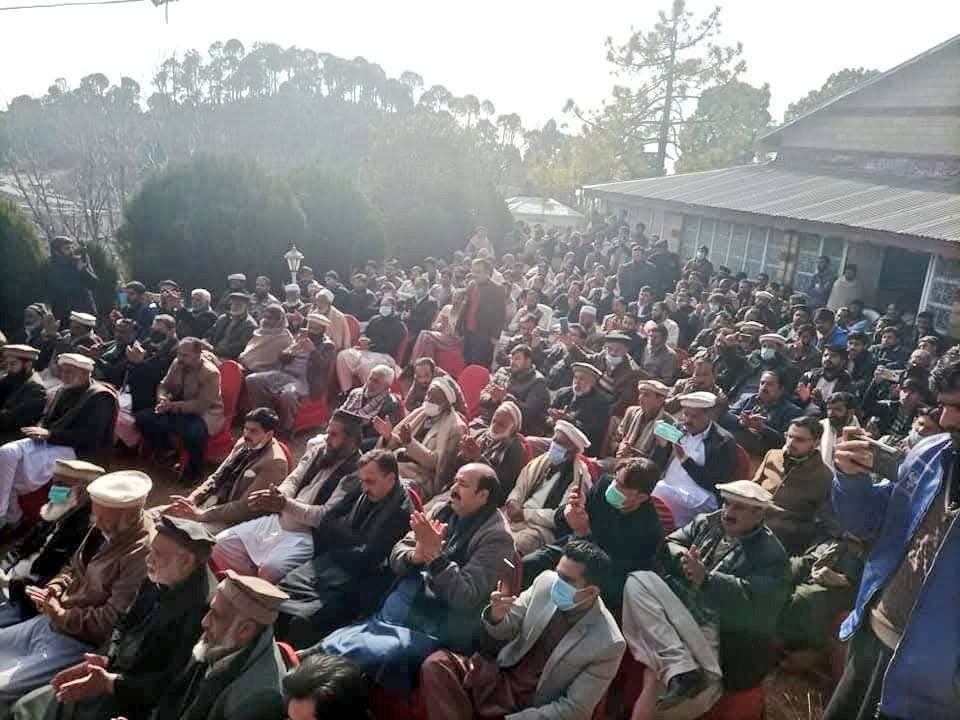 مری مال روڈ 2 کےحوالے سے جب نیو مری کی عوام کو خدشات تھے تب اس وقت کہ MNA صداقت علی عباسی جرگہ میں خود شریک ہوئے عوامی رائے سنی، سبکو اعتماد میں لیا۔ اس وقت بھی جرگہ میں مختلف جماعتوں کے لوگ موجود تھے

نا کسی کو دھمکی دی۔ نا کسی پر FIR کٹوائی بلکے مسئلے کو حل کیا تھا
<a href="/Sadaqat_Ali/">Sadaqat Ali Abbasi</a>