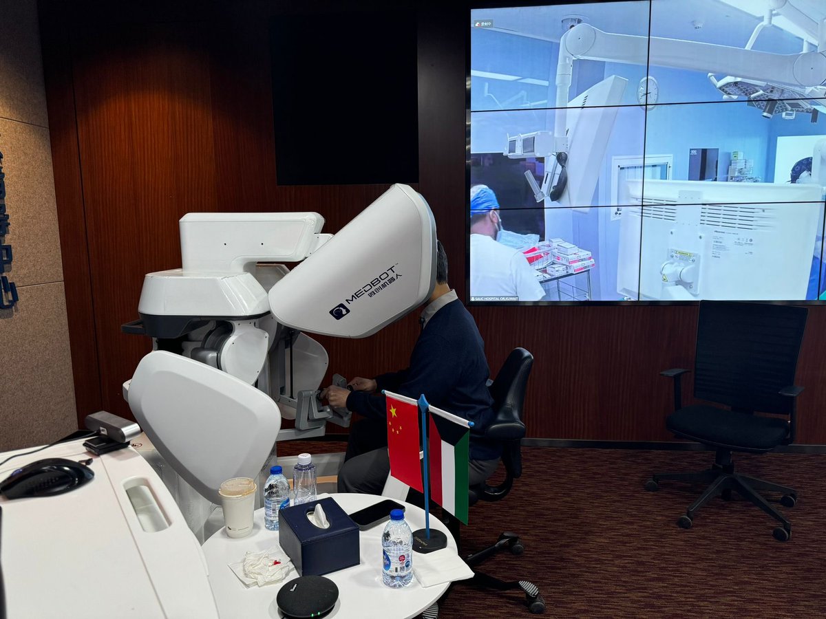 falhajry75's tweet photo. Congratulations to the SAUC team and @SAlabdlhadi on the historic first tele-robotic urology surgery in the Middle East! With the surgeon in China and the patient in Kuwait, this marks a major leap in telemedicine and robotic surgery. @Urokw #Kuwait https://t.co/OWFZDyptw8