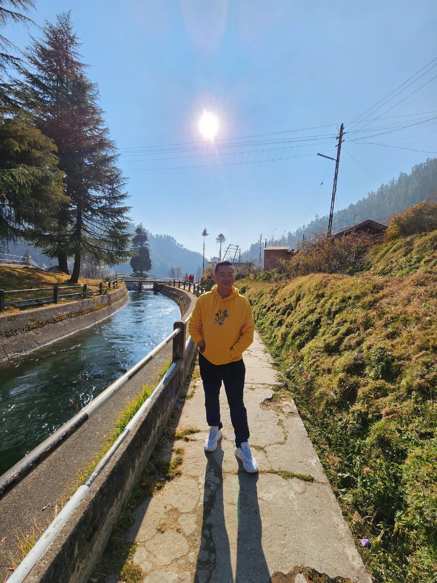 SGinIndia's tweet image. This is the gorgeous #BarotValley. Really Heaven on Earth in @GoHimachal_ . Thank you, #PSEB. 🙏🙏 HC Wong