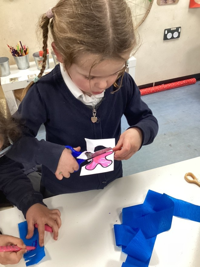 FountainPSLeeds's tweet photo. Pools class practiced joining materials together to build their own gingerbread-inspired houses and thought about how best to attach decoration and how to use scissors carefully. We then made our very own class gingerbread village! #learningattheheart https://t.co/69dpmdNH74