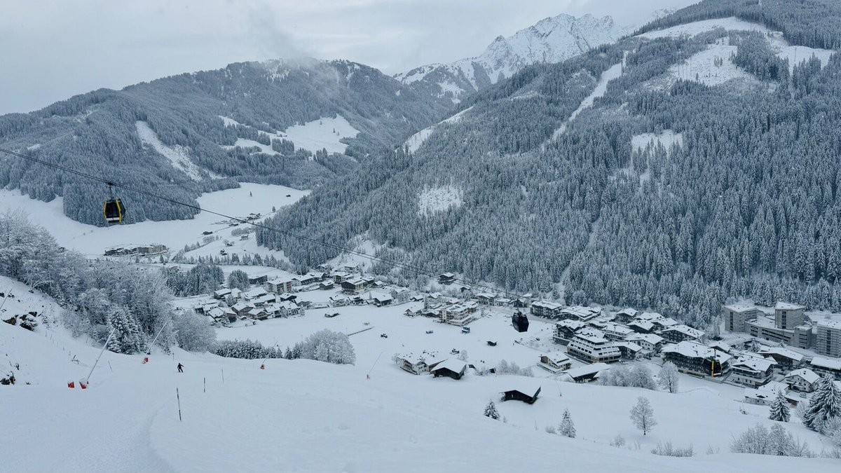 LanderVanTricht's tweet photo. Wit tot in het dal na passage van het eerste #koufront in #Gerlos. Tussen zaterdagnacht en woensdag valt hier nog veel meer @sneeuw. https://t.co/EAomVpr5RJ