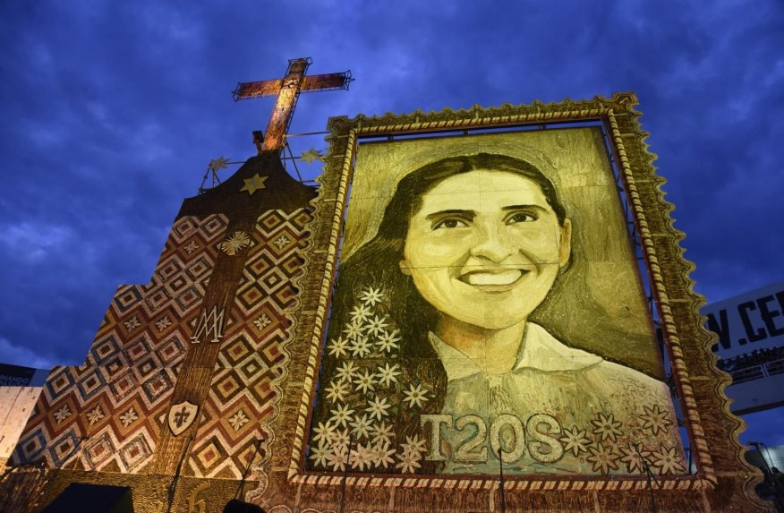 delpynews's tweet photo. ▶️UNA VIDA ENTREGADA AL ARTE | ​​​​​​​​​​​​😭

Todo el país lamenta la pérdida de Koki Ruiz, quien supo unir fe, cultura y belleza en sus obras.🥺

Desde cuadros con estatuas humanas hasta altares de maíz, el artista plástico supo transmitir su talento a lo largo de su carrera.🕊️ https://t.co/lpWHPxFrd0
