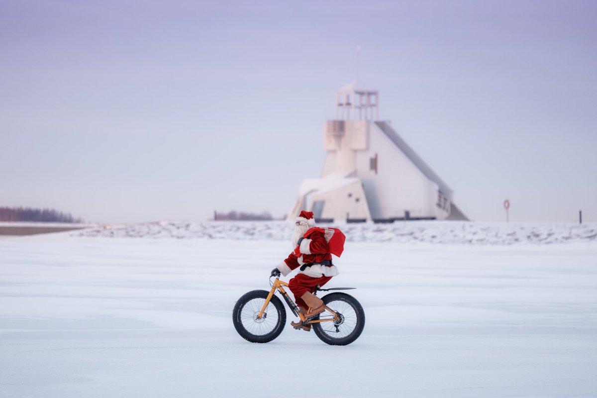Bongattu! 🎅 Joulupukki saapumassa Ouluun jäätynyttä merta pitkin pyöräillen! 

Toivotamme pukin tervetulleeksi maailman talvipyöräilyn pääkaupunkiin. Tiesitkö, että Oulusta löytyy yhteensä 930 kilometriä pyöräteitä, joita ylläpidetään ympäri vuoden?

#joulu #Oulu #matkailu