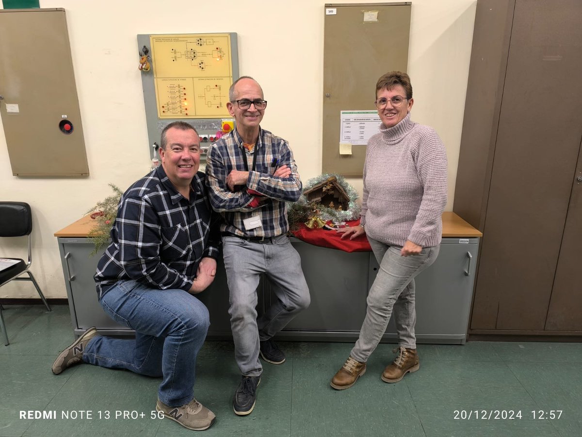 ¡Petri, Jesús y Manu, cuerpo y alma de nuestra instalación ☢️!! ¡ Fundamental para todos los proyectos que desarrolla la unidad <a href="/FFision/">Fisicoquímica de Actínidos y Productos de Fisión</a> de <a href="/CIEMAT_OPI/">CIEMAT</a> ! 
¡Feliz Navidad 🎄 a todos!!