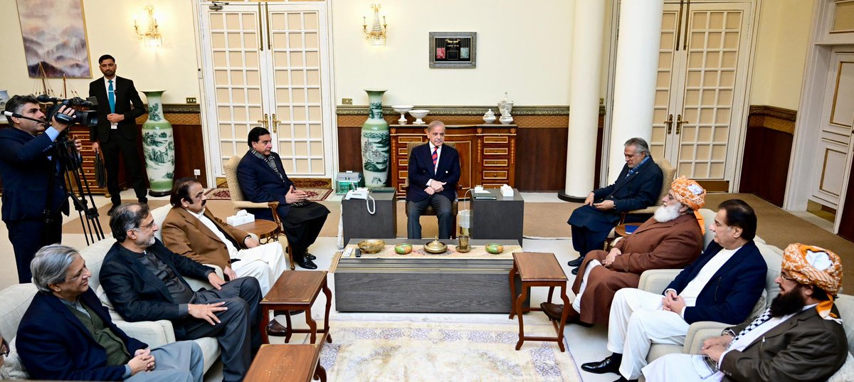 juipakofficial's tweet photo. قائد جمعیت مولانا فضل الرحمٰن مدظلہ کی وزیر اعظم شہباز شریف سے ملاقات https://t.co/F0YXG6m8yz