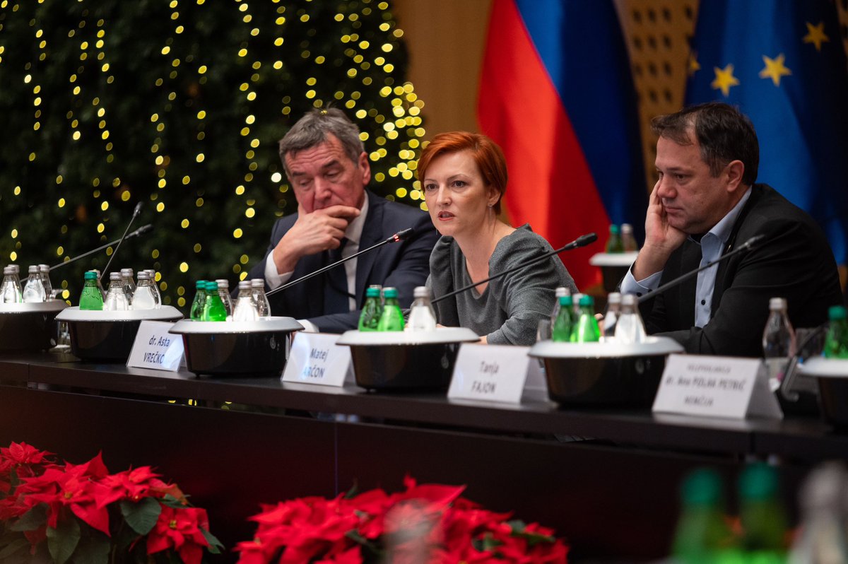 MZEZ_RS's tweet image. Zadnji dan posveta 🇸🇮 diplomacije sta nas obiskala ministrica @mk_gov_si @AstaVrecko &amp;amp; minister za Slovence v zamejstvu in po 🌍 Arčon. Veseli smo odlične predstavitve @2025Go #EPK2025, ki jo bomo pod sloganom ‘GO! Brezmejno’ ponosno predstavljali v svetu. 

#GoBorderless