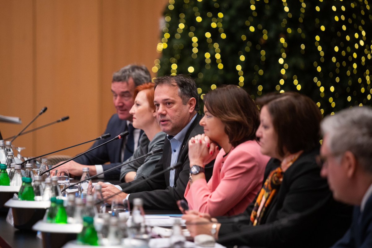 MZEZ_RS's tweet image. Zadnji dan posveta 🇸🇮 diplomacije sta nas obiskala ministrica @mk_gov_si @AstaVrecko &amp;amp; minister za Slovence v zamejstvu in po 🌍 Arčon. Veseli smo odlične predstavitve @2025Go #EPK2025, ki jo bomo pod sloganom ‘GO! Brezmejno’ ponosno predstavljali v svetu. 

#GoBorderless