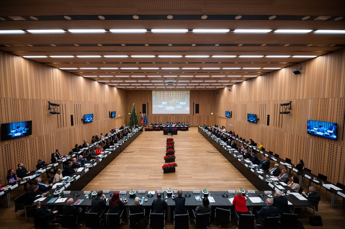 MZEZ_RS's tweet image. Zadnji dan posveta 🇸🇮 diplomacije sta nas obiskala ministrica @mk_gov_si @AstaVrecko &amp;amp; minister za Slovence v zamejstvu in po 🌍 Arčon. Veseli smo odlične predstavitve @2025Go #EPK2025, ki jo bomo pod sloganom ‘GO! Brezmejno’ ponosno predstavljali v svetu. 

#GoBorderless