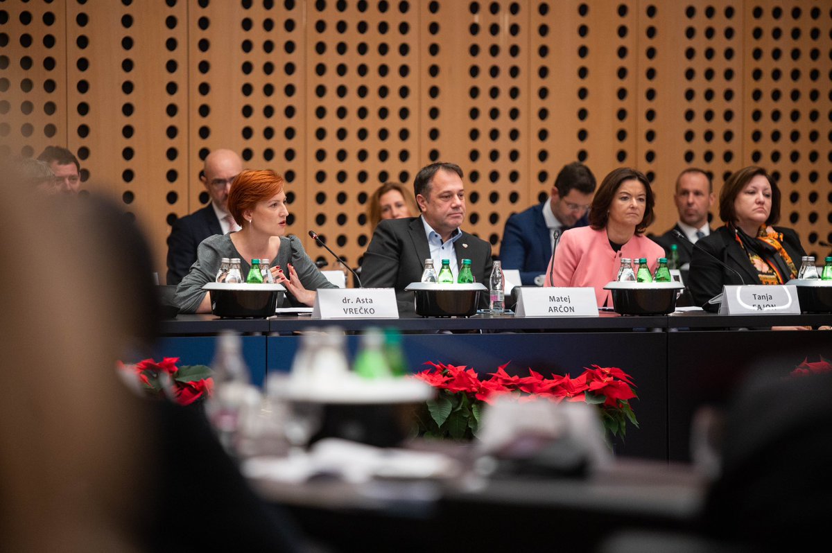 MZEZ_RS's tweet image. Zadnji dan posveta 🇸🇮 diplomacije sta nas obiskala ministrica @mk_gov_si @AstaVrecko &amp;amp; minister za Slovence v zamejstvu in po 🌍 Arčon. Veseli smo odlične predstavitve @2025Go #EPK2025, ki jo bomo pod sloganom ‘GO! Brezmejno’ ponosno predstavljali v svetu. 

#GoBorderless