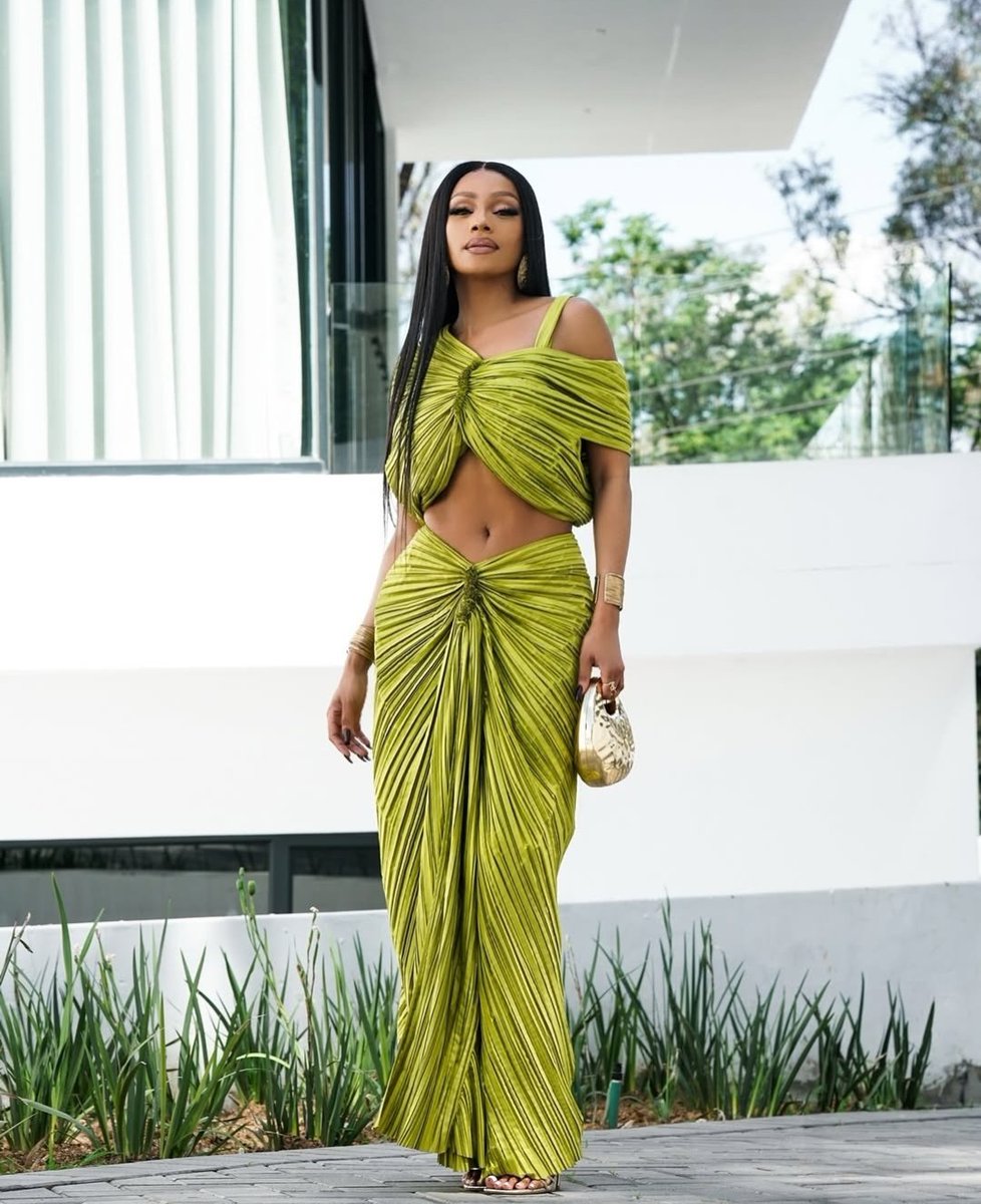 QueenBs_World's tweet photo. Ladies and gentlemen....HER!!

@Bonang 👸💚

👑🐝🇿🇦 https://t.co/0EikoqCx9D