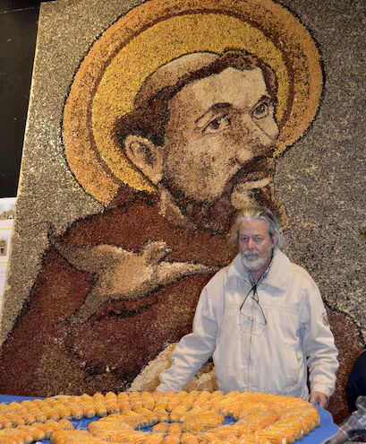 delpynews's tweet photo. ▶️UNA VIDA ENTREGADA AL ARTE | ​​​​​​​​​​​​😭

Todo el país lamenta la pérdida de Koki Ruiz, quien supo unir fe, cultura y belleza en sus obras.🥺

Desde cuadros con estatuas humanas hasta altares de maíz, el artista plástico supo transmitir su talento a lo largo de su carrera.🕊️ https://t.co/lpWHPxFrd0
