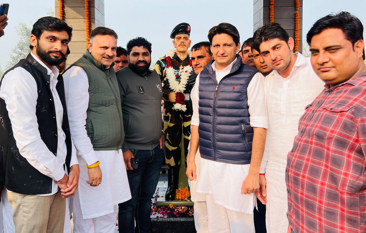 DeependerSHooda's tweet photo. आज बादली के गांव जर्दकपुर में कारगिल शहीद प्रकाश सिंह सहरावत जी की प्रतिमा का अनावरण किया और उन्हें श्रद्धांजलि अर्पित कर नमन किया। https://t.co/xyknNcwuIb