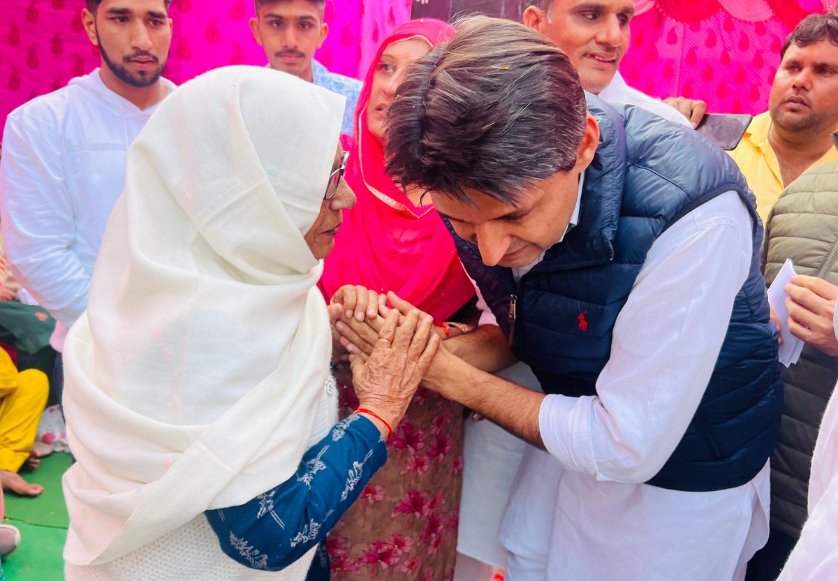 DeependerSHooda's tweet photo. आज बादली के गांव जर्दकपुर में कारगिल शहीद प्रकाश सिंह सहरावत जी की प्रतिमा का अनावरण किया और उन्हें श्रद्धांजलि अर्पित कर नमन किया। https://t.co/xyknNcwuIb