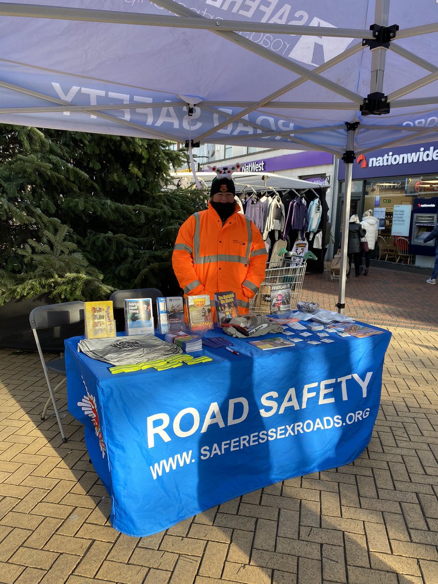 ECFRS_RoadWater's tweet photo. The sun is shining in #Grays as we spread the #RoadSafety messages.
#DefinitelyNotCold
@SaferEssexRoads https://t.co/y5w4pidjjs
