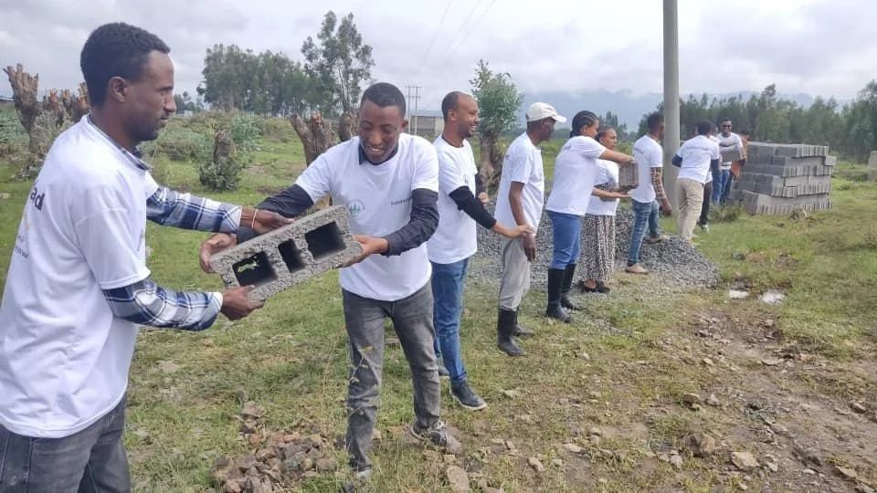 SolidaridadECA's tweet photo. Solar-powered milk coolers are transforming dairy farming in Ethiopia!  Solidaridad installed 500L cooling systems in Oromia, boosting sustainability &amp; livelihoods. Together, let's champion #ClimateSmart solutions! 🐄#Dairy #ChangeThatMatters https://t.co/ZBJtZ0V9Lj