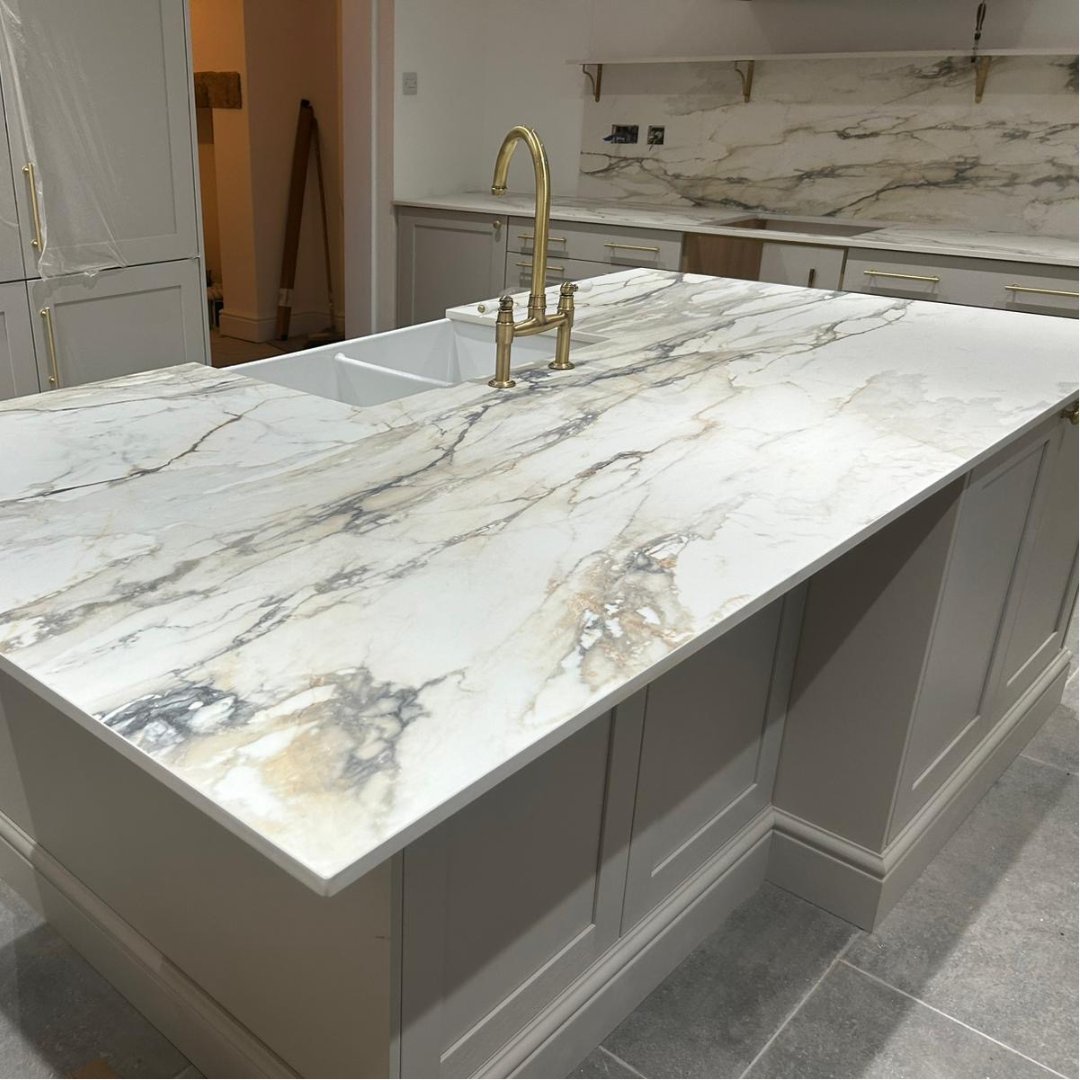 Dreamy kitchen 💭🤍 Let us help make your dreams come true! Elevate your space with our beautiful Marmo Antico worktops. ✨