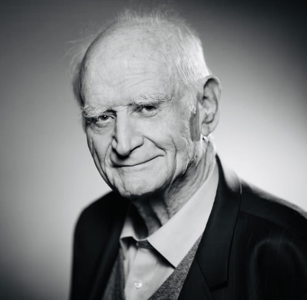 EtienneKlein's tweet image. « Deux jeunes polytechniciens profitent de leurs vacances pour aller camper dans la brousse africaine. Le premier soir, ils dressent leur tente pour la nuit. Le lendemain matin, l’un d’eux, alerté par des bruits étranges, met le nez dehors et voit son camarade courir autour de la…