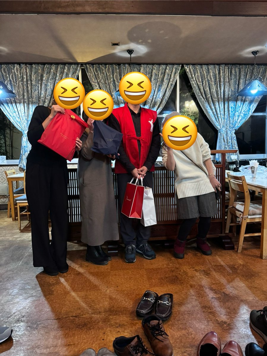 kana504's tweet photo. 今日は部署の忘年会&amp;ボスの60歳還暦のお祝いでした♪
明日も予定があるので、一次会で帰宅ですが、久しぶりに楽しませていただきました。
ありがとうございます。 https://t.co/jNOOKwWCCx
