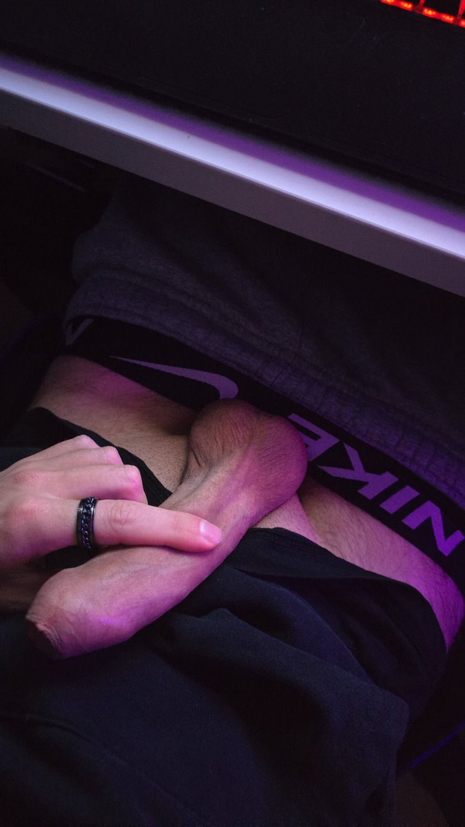 Who's a good Boy and goes under my Table while I'm Gaming😏😈🤤
but don't forget to suck my balls🥵