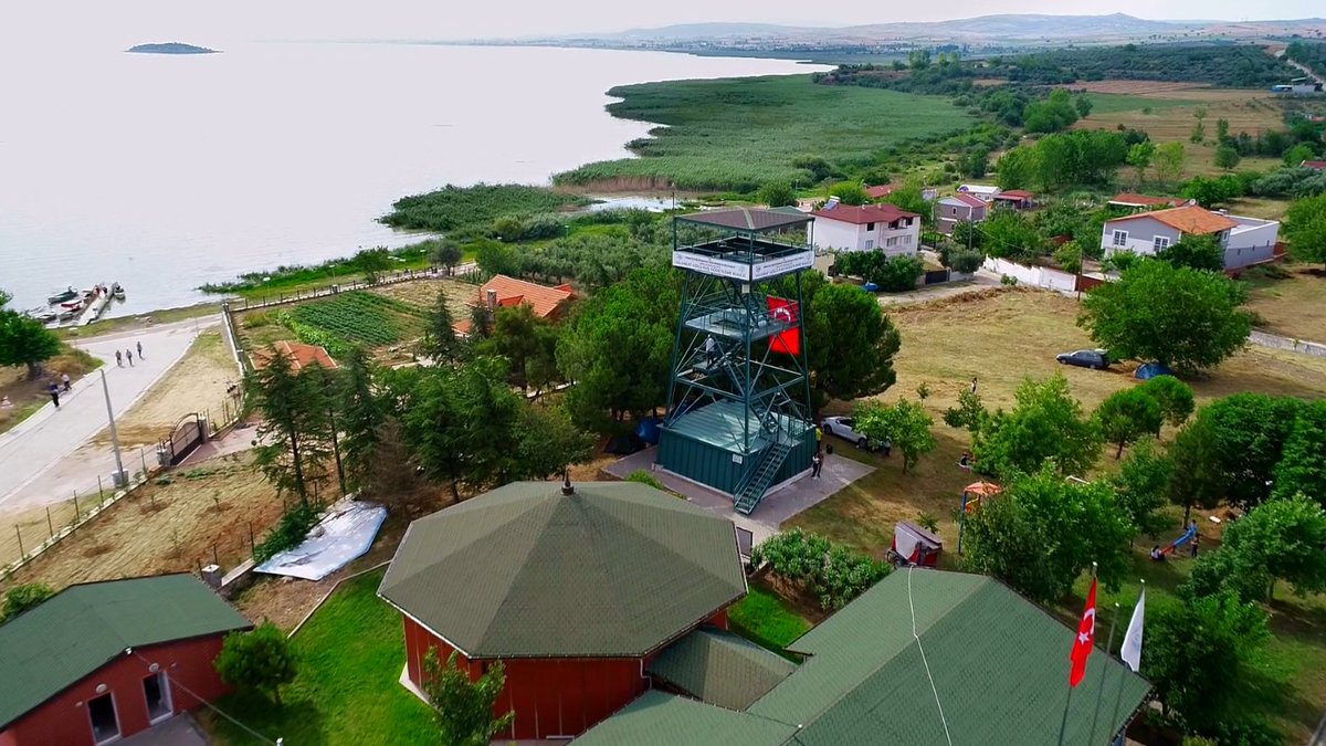 Bu birlik sayesinde bir yandan farkındalık çalışmaları bir yandan da doğa koruma faaliyetleri ciddi seviyelerde hayata geçirilmeye başlandı. 

Mesela on yıl önce bu köyde enerji nakil hatlarında çok büyük iyileştirmeler yapılarak kuşların elektrik akımına kapılma riskleri ortadan