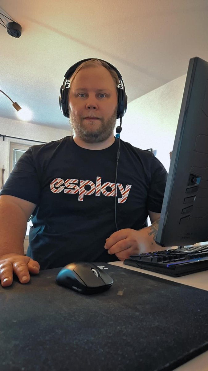 Nykittad med jul merch! <a href="/Esplaycom/">Esplay</a> LETS'S GO! <3
