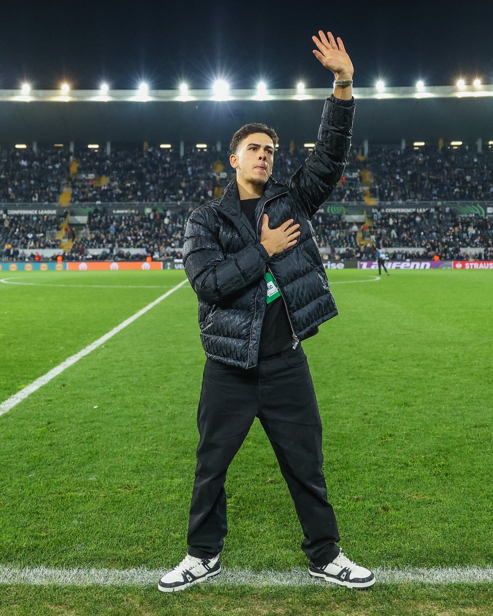 VitoriaSC1922's tweet photo. Para sempre um de nós. André Amaro voltou ao D. Afonso Henriques e recordou a passagem pelos Conquistadores 🖤

#EspíritoDeVitória • #UECL • #VSCACFF https://t.co/th72sXgMxX