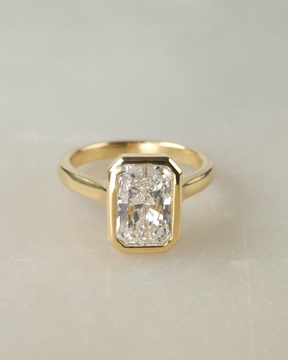 Harmonyjewelsld's tweet photo. Dare to be different.⁠

Details:
Rubover Ring
2ct Radiant Brilliant
E VVS2
Pure Yellow gold

Comment if you ❤️

#ruboverring #ruboverdiamondring #engagementringgoal #engagementringgoals #puregoldring #radiantdiamondring #radiantcutring #radiantcutdiamond #londonjeweler #londonjewelers #hattongardenjeweller #hattongardenjeweller