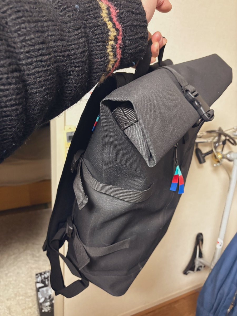 cockroach0517's tweet photo. もう誰もプレゼントくれないから自分に買ってやった。3年間ずっと欲しかったやつ。海洋プラスチックゴミのリサイクルのやつ。最高だわ。大満足。大容量。これで物販なんぼでも入るわ!かっこいいべ!なぁ?
#GOTBAG
#これもSDGsかな https://t.co/9yIdDq0JyZ